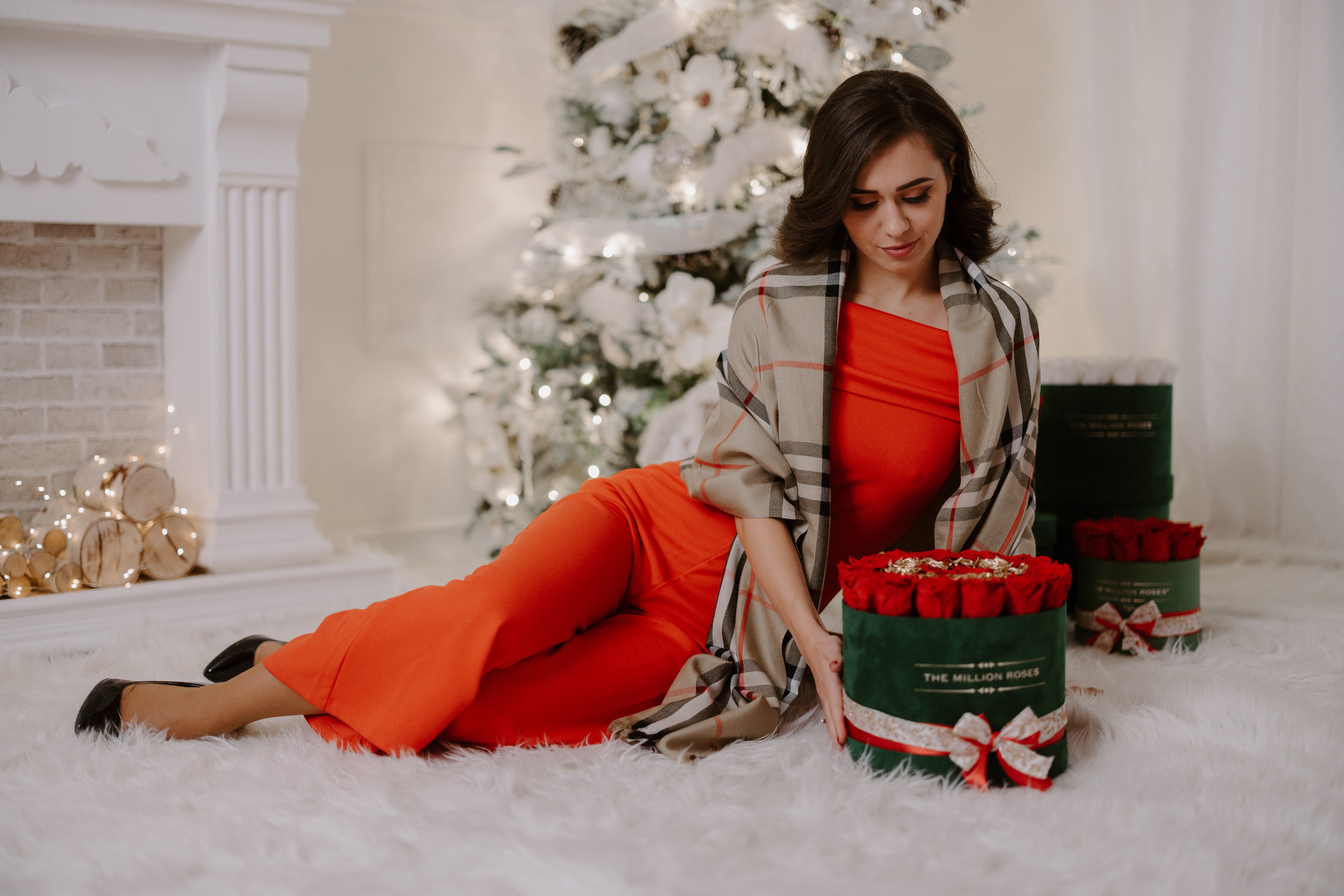 Trandafiri criogenati rosii in cutie medie de catifea Smarald