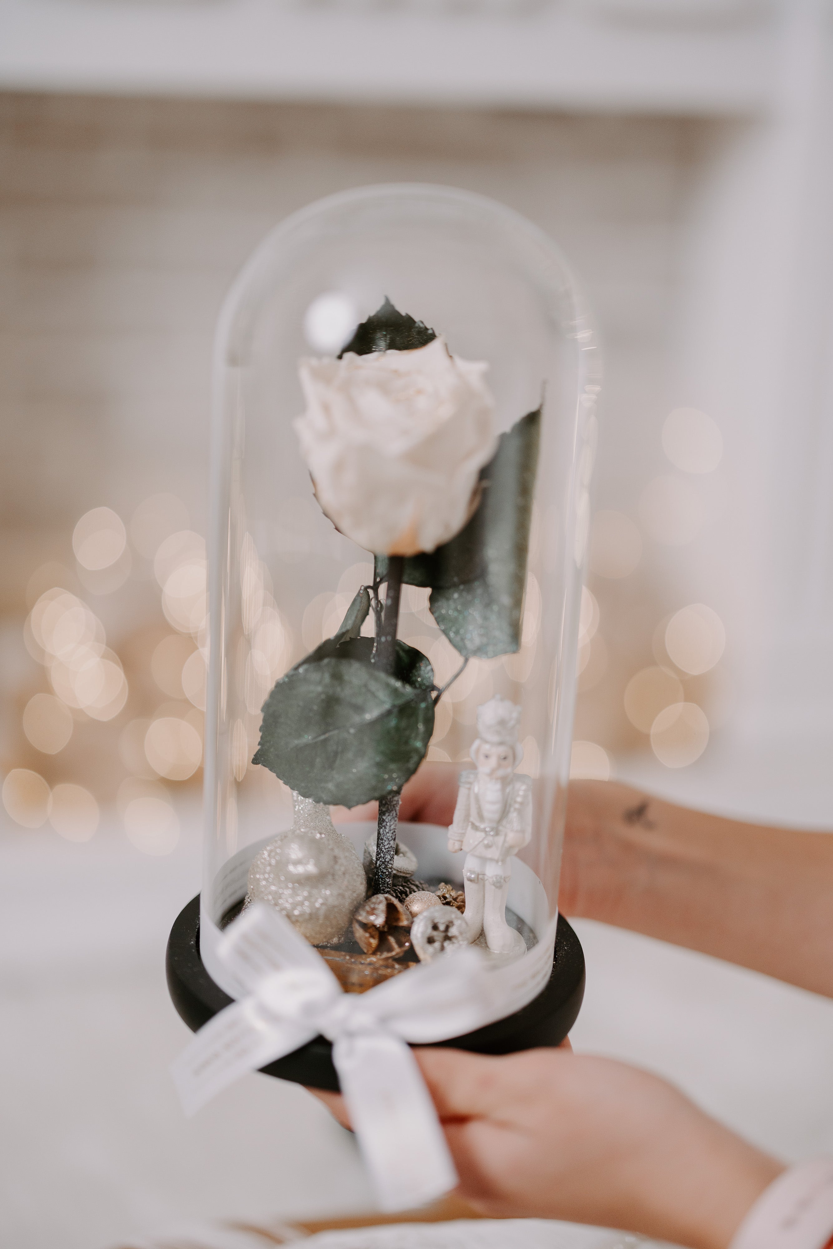 Trandafir criogenat alb in cupola de sticla-Editie de Craciun