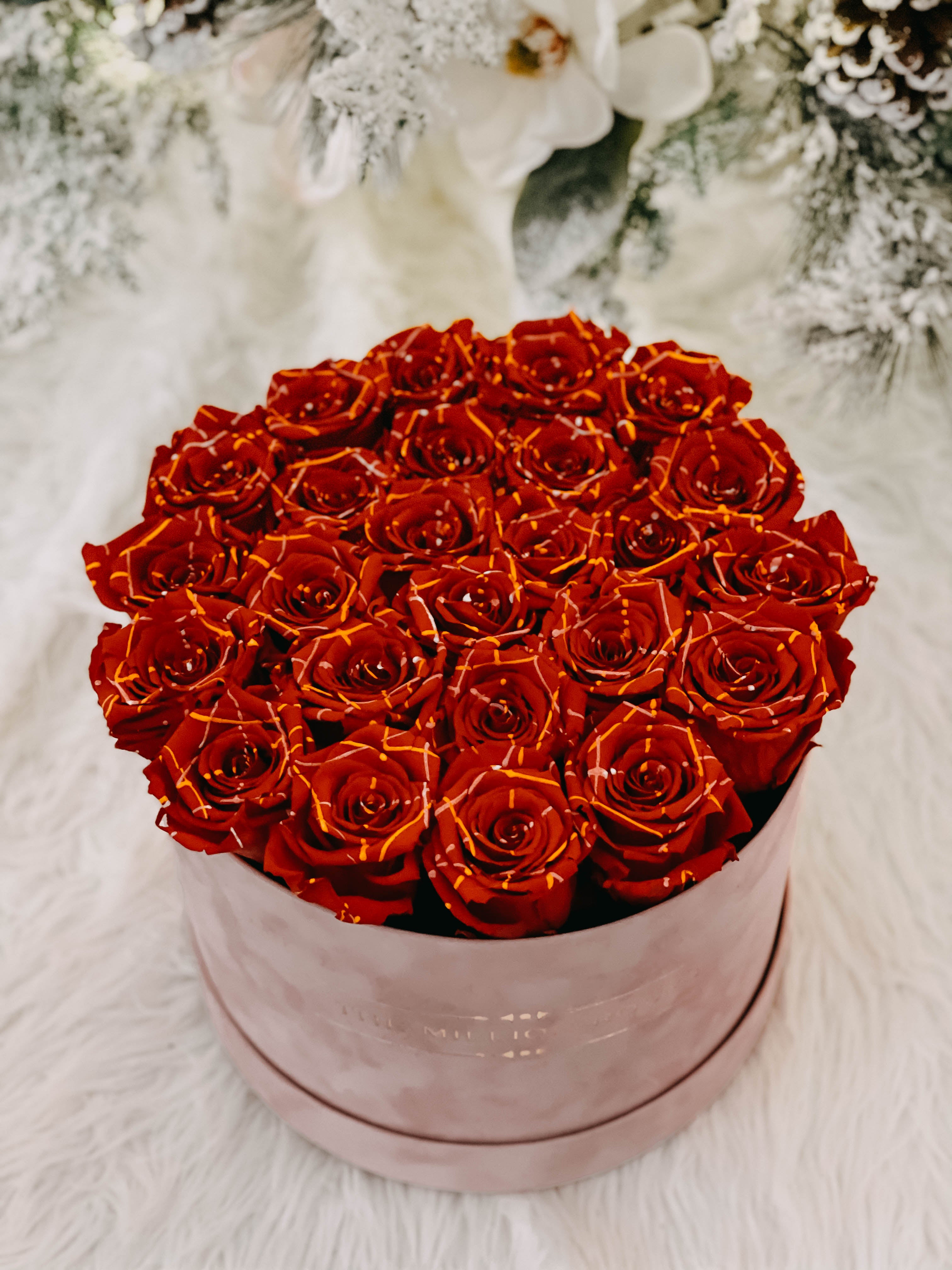 Trandafiri criogenati rosii "Dsquared" in cutie medie de catifea roz