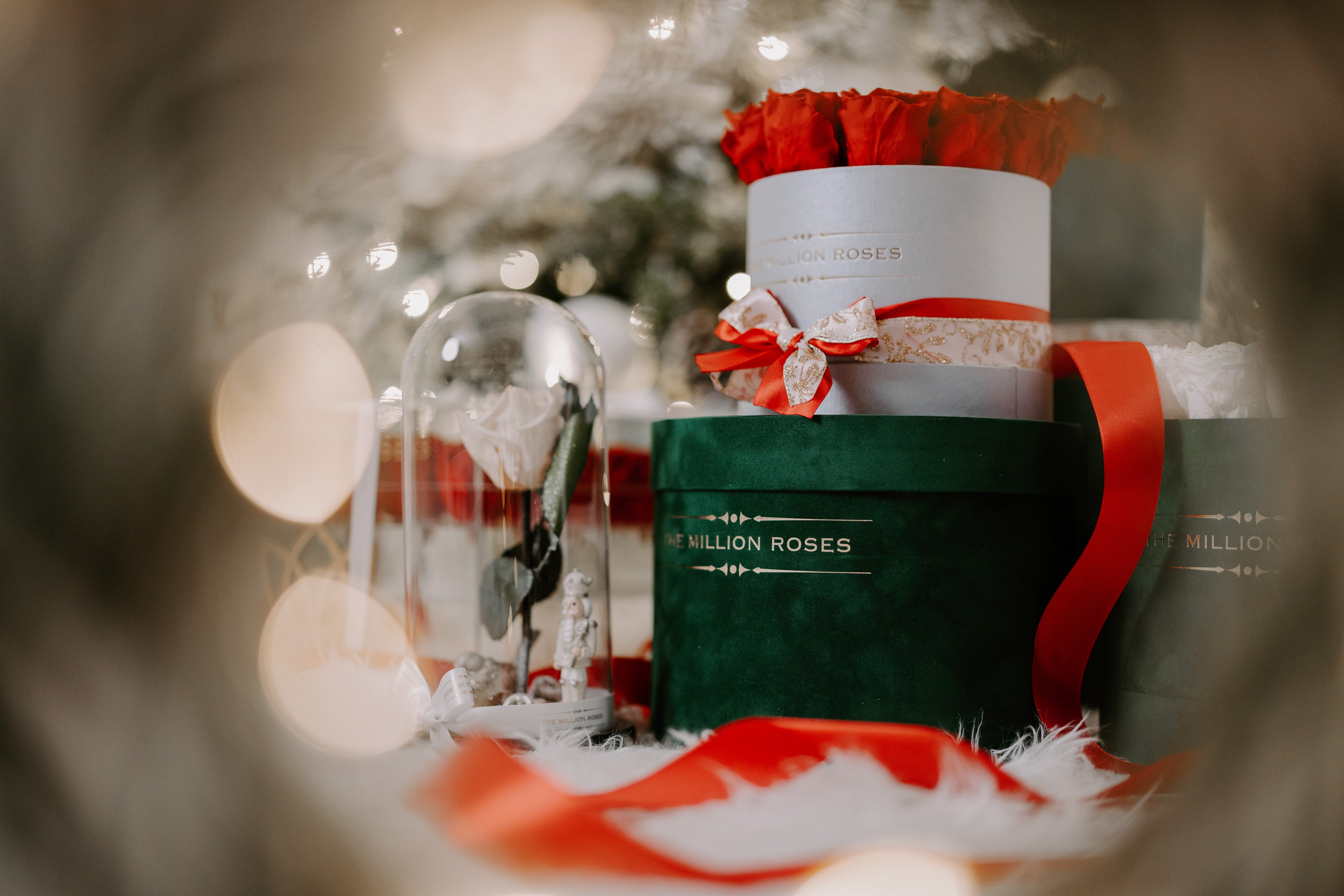 Trandafiri criogenati rosii in cutie mica argintie-Colectia de Craciun