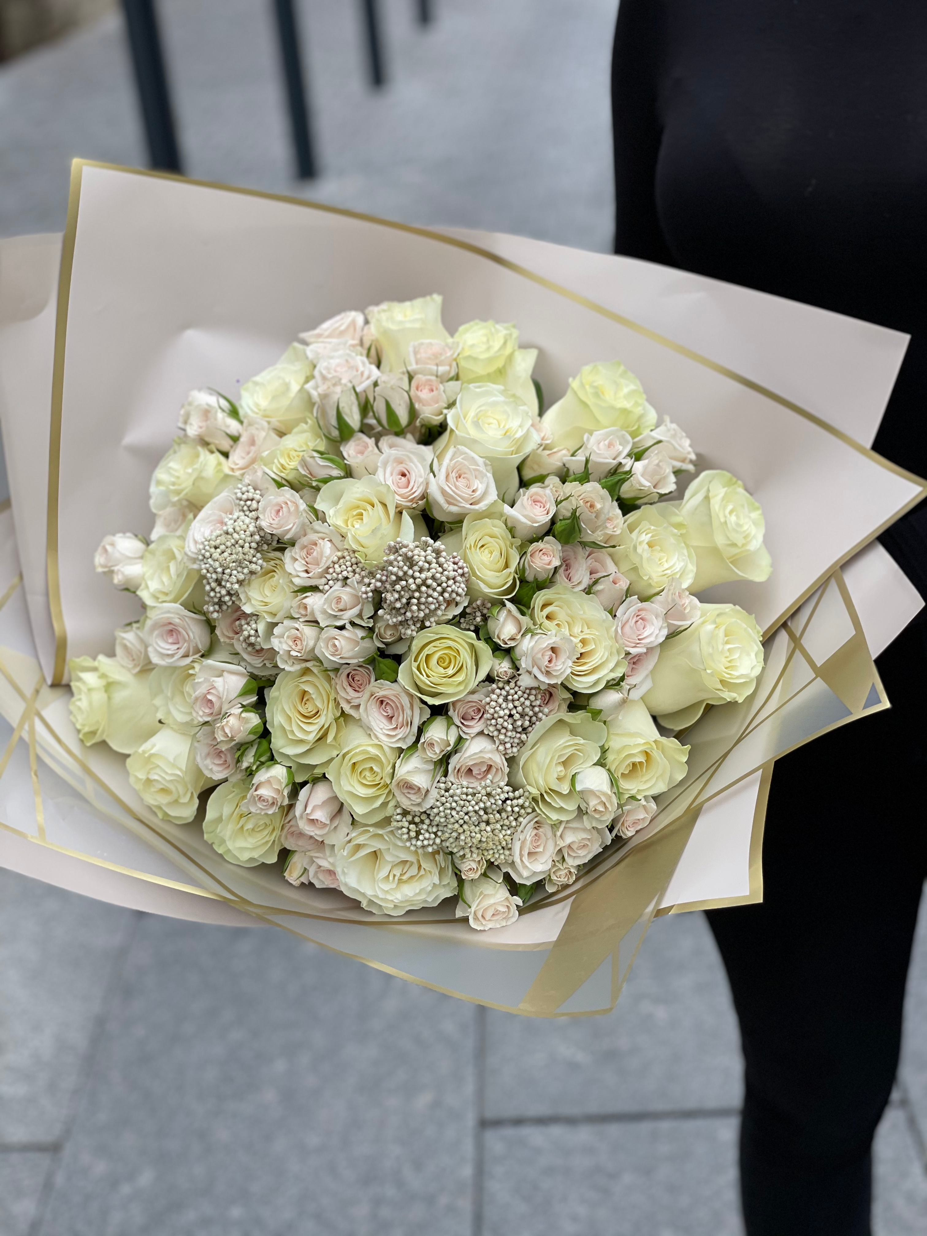 Buchet de flori mixte albe- White love