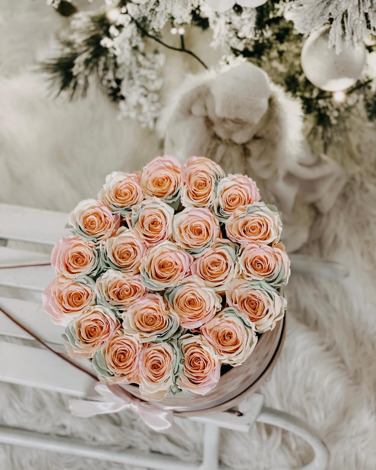 Aranjament de trandafiri criogenati Rainbow Nude- cutie medie de catifea crem