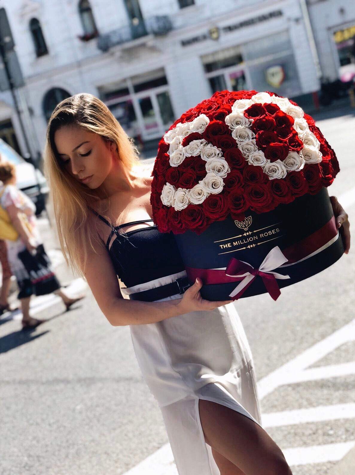 Cutie gigantă cu trandafiri roșii criogenați 'The Million Luxury'