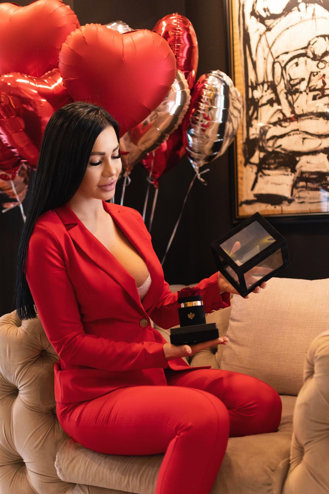 trandafircriogenat , trandafir rosu, trandafir in cutie