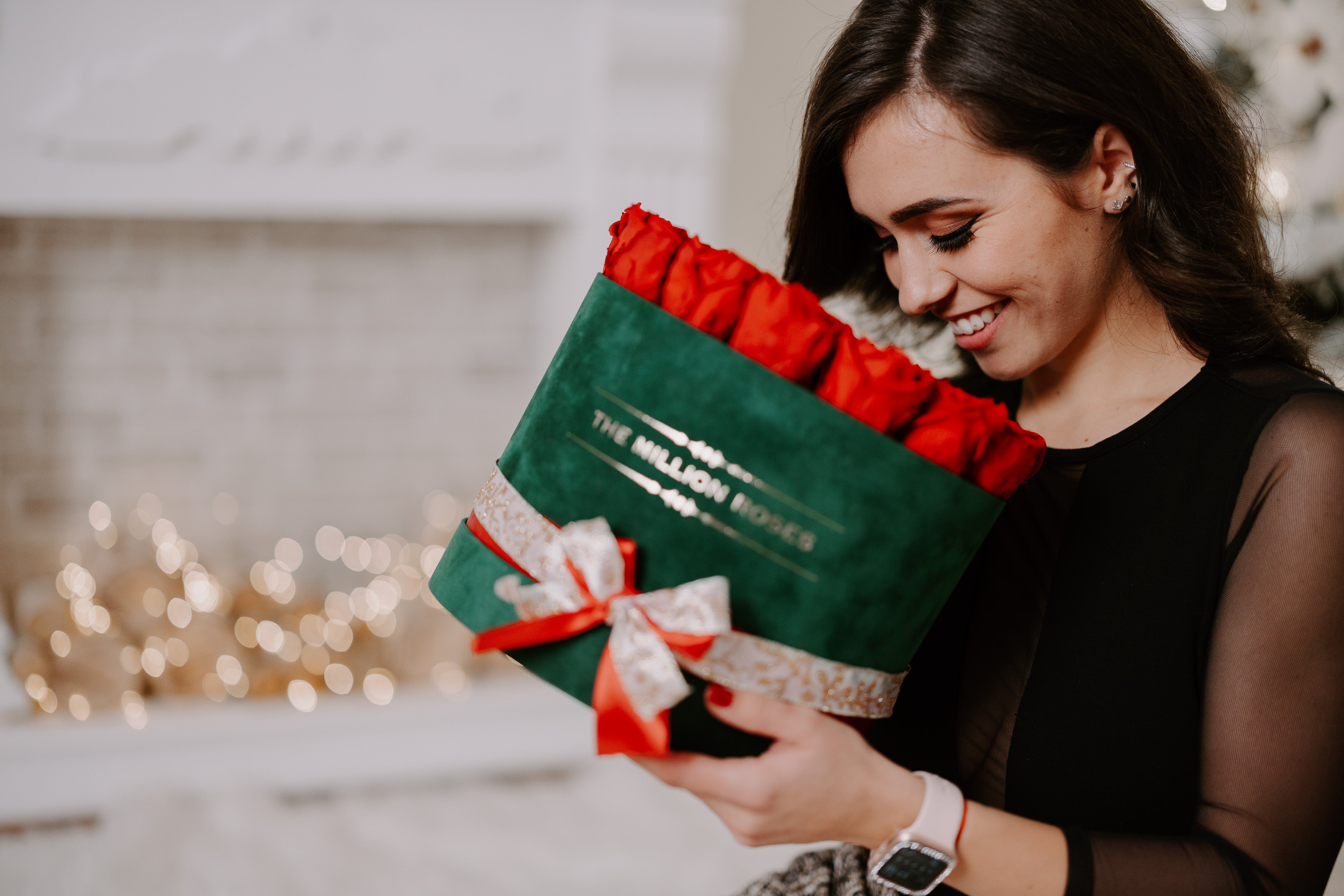 Trandafiri criogenati rosii in cutie medie de catifea Smarald