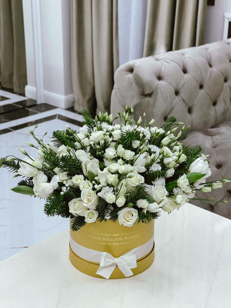 Aranjament cu flori albe de Crăciun - Astrid Gold Christmas