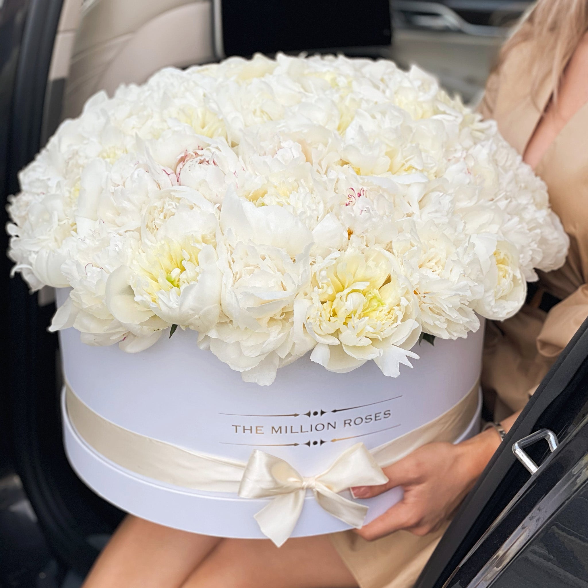 Heaven on earth - Buchet de Bujori albe parfumate in cutie luxury