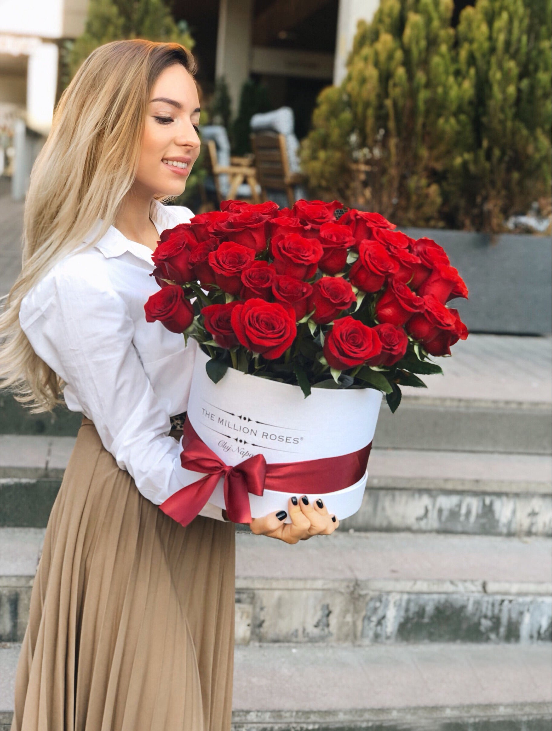 trandafiri rosii in cutie alba, buchete trandafiri rosii, aranjamente cu trandafiri in cutie