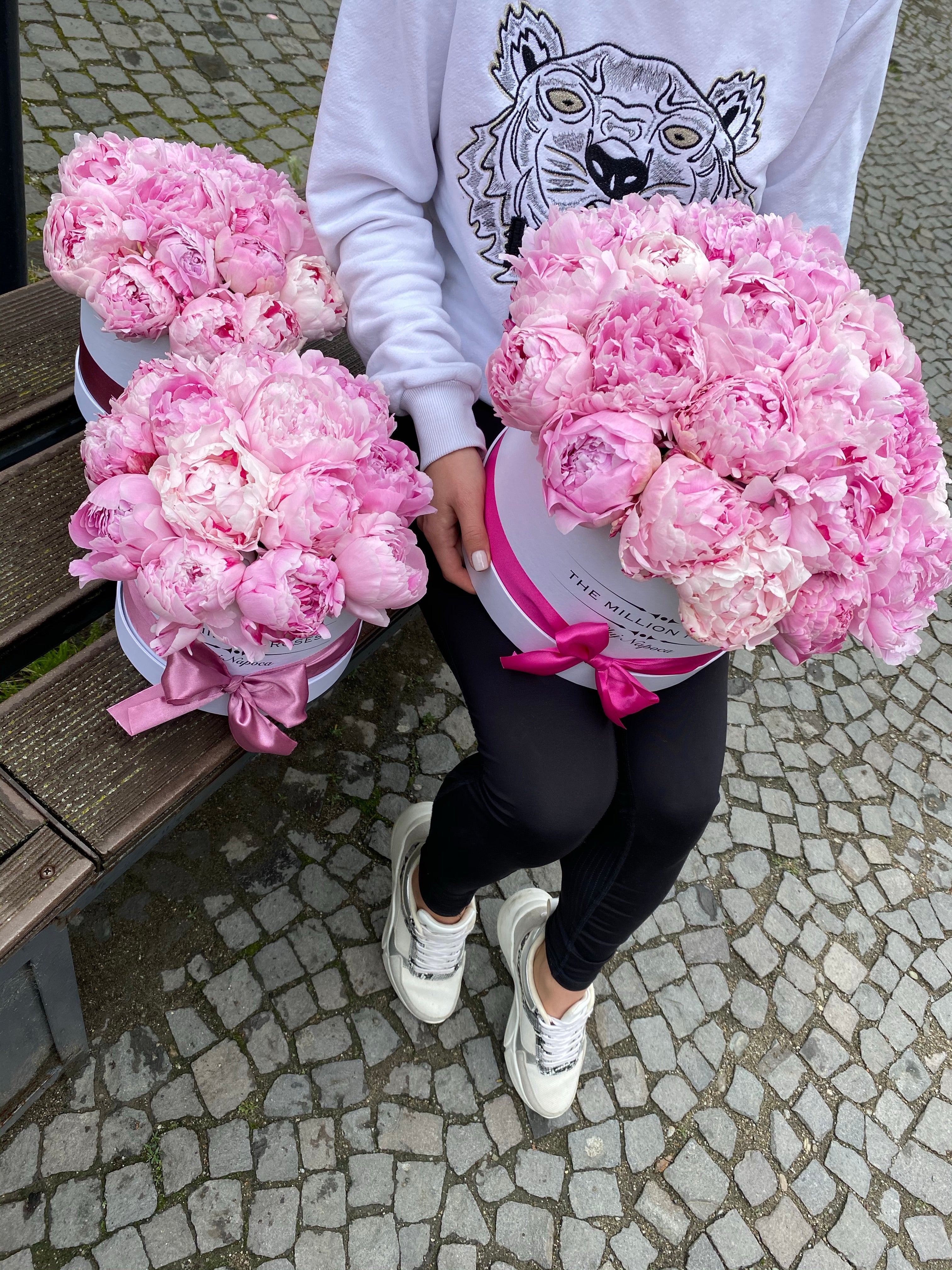 Aranjament cu bujori - Cutie medie