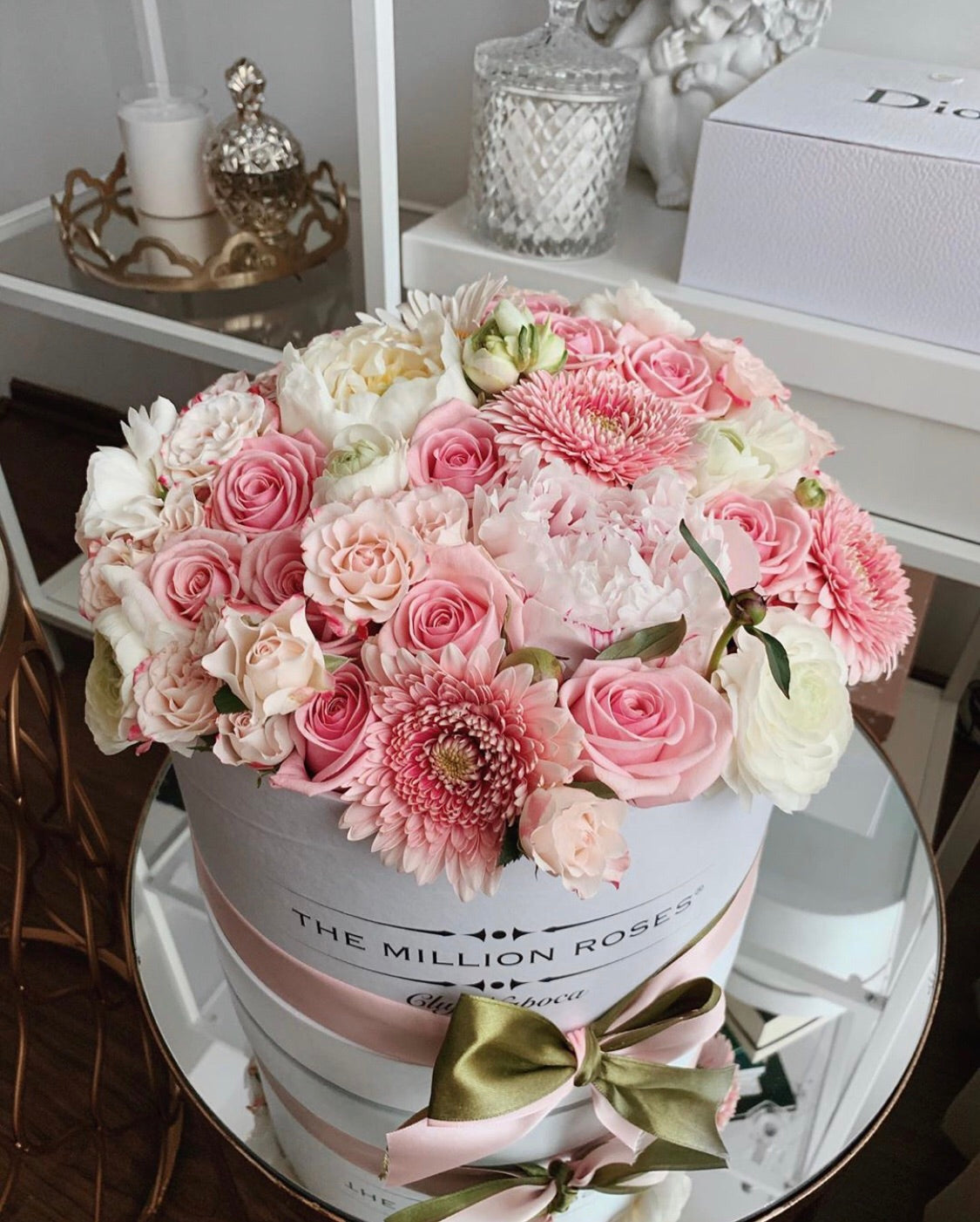 Flori mixte in cutie alba - Livrare 1-3 H