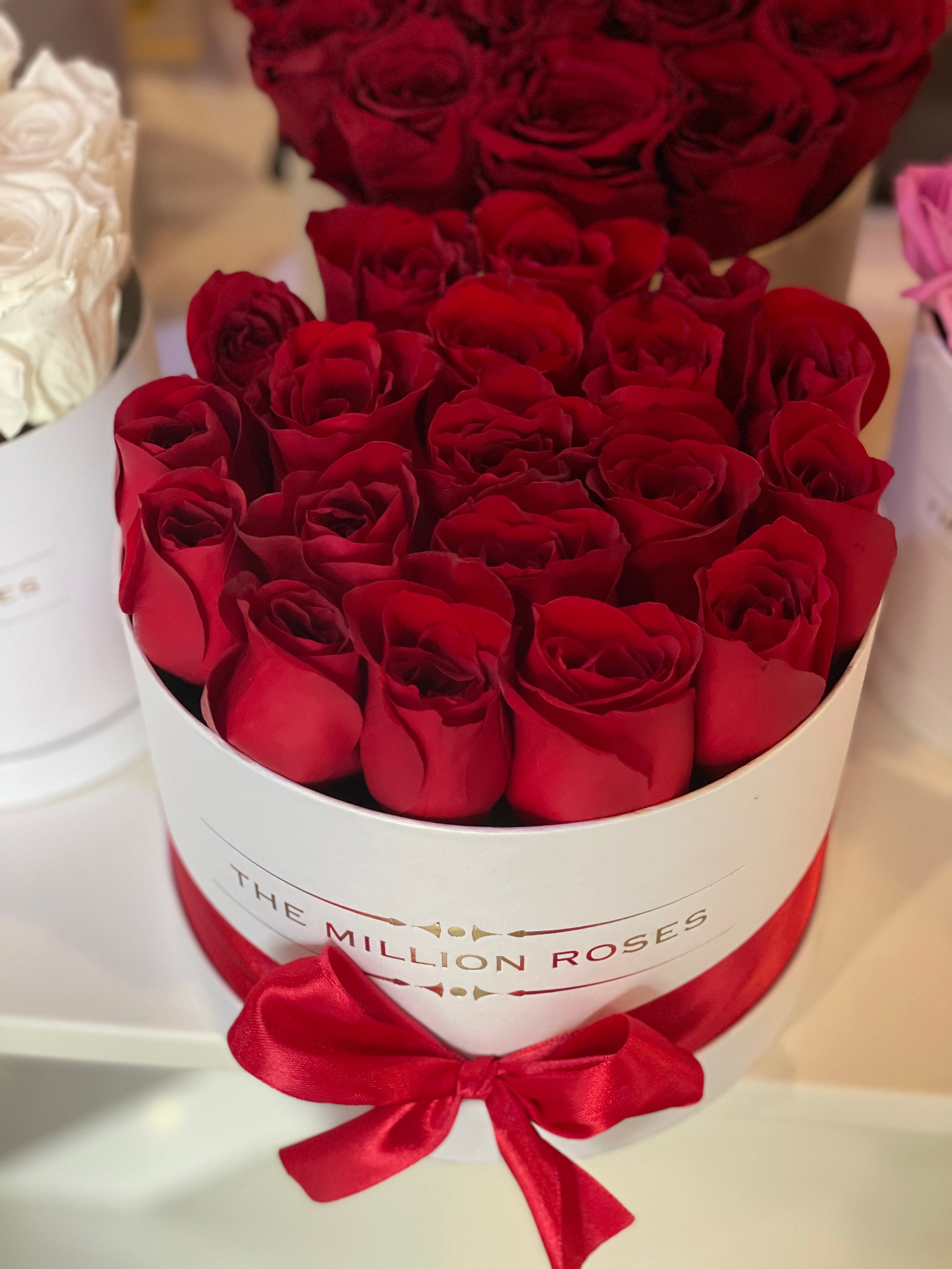 Trandafiri naturali roșii - Cutie albă mică