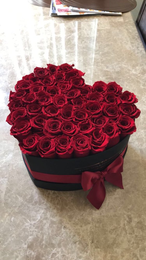 TRANDAFIRI CRIOGENAȚI ROȘII ÎN CUTIE ‘THE MILLION HEART’ TIP INIMĂ NEAGRĂ